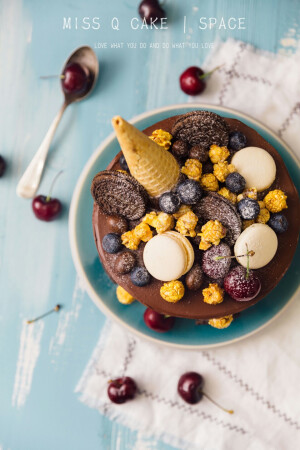 巧克力蛋糕，马卡龙，水果，淋面，冰淇淋