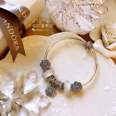 小宇的潘多拉·冬季新款白色系雪花手镯。晶莹花朵串珠和吊坠相互辉映，白色沙金琉璃更显闪耀。