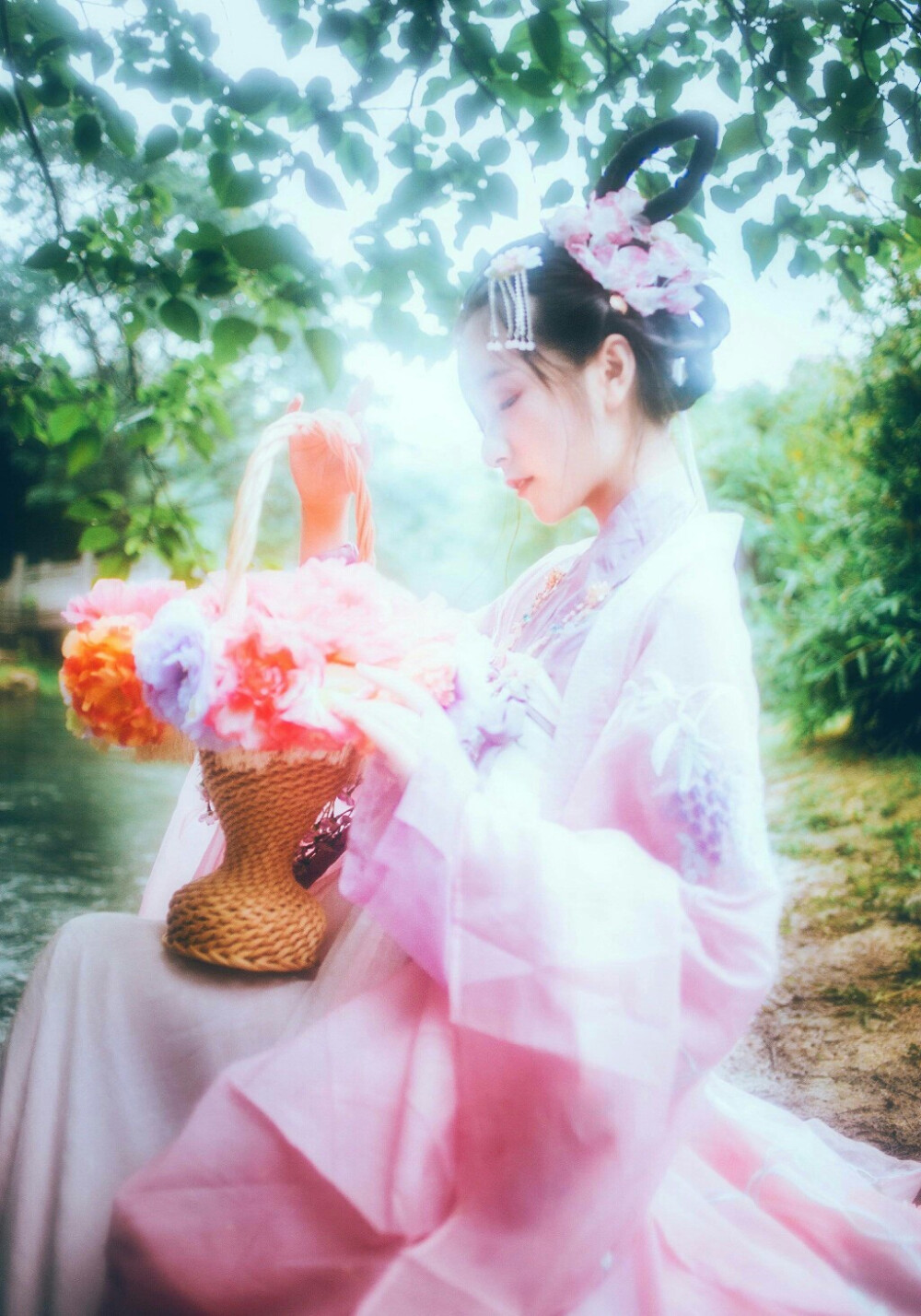 十里红妆的花轿从门前经过，
她对他说：“我以后不要十里红妆，我要我爱的人十里聘礼到我家提亲。”
他笑她：“大言不惭，”却在心里暗许她未来。
梨花树下，她曾问他，：“你会娶我是不是？”
他笑而不答，望着她的眼神温柔而宠溺。
他家道中落，十里聘礼的心愿更加遥不可及。
她父亲替她另外择亲，她却不知。
他黯然离开，从此杳无音信。
她亦心死成灰。
后来他衣锦还乡，十里聘礼来到她家。
满目琳琅一室红艳，一直延伸到街边。
可他要娶的，是她妹妹，不是她。