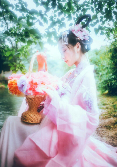 十里红妆的花轿从门前经过，
她对他说：“我以后不要十里红妆，我要我爱的人十里聘礼到我家提亲。”
他笑她：“大言不惭，”却在心里暗许她未来。
梨花树下，她曾问他，：“你会娶我是不是？”
他笑而不答，望着她的…