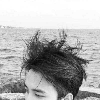 没有风的日子，云是雨的守望；没有梦的日子，等待会荒废时光。