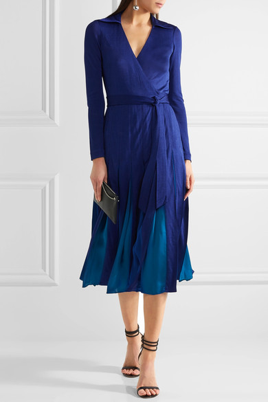 Diane von Furstenberg 这款高贵的 “Stevie” 连衣裙由舒适的缎面平纹针织面料打造，并拥有品牌自 1970 年代延续至今的裹身裙设计。带有褶裥的裙身拼接以天蓝色乔其纱嵌片，优雅带出翩然动感和精美的肌理对比效果。…