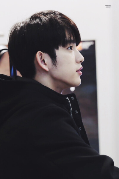 GOT7是韩国JYPEntertainment于2014年推出的男子组合，七名成员包括林在范（JB.）、朴珍荣（Jr.）、段宜恩（Mark）、王嘉尔（Jackson）、崔荣宰（YoungJae）、BamBam、金宥谦（YuGyeom）