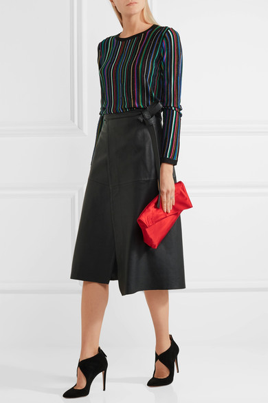 Diane von Furstenberg 这款优雅华贵的时尚手拿包，采用光泽熠熠的红色缎布制成。单品拥有柔软的包身，还可将之折叠为时髦的不对称造型。包内配有贴心的卡槽，并留有充裕空间，可轻松收纳手机、钥匙和美妆必备。不妨让单品为你的全黑造型注入新鲜活泼的气息。