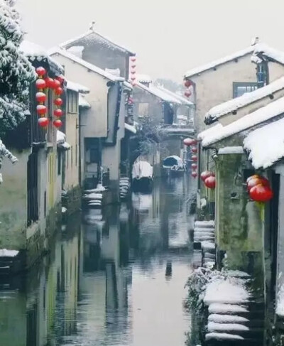 雪后的小镇——“上有天堂，下有苏杭，中间有个周庄”。周庄，一直有着天下第一水乡的风流美誉，殊不知，下雪的周庄也是风流之景。