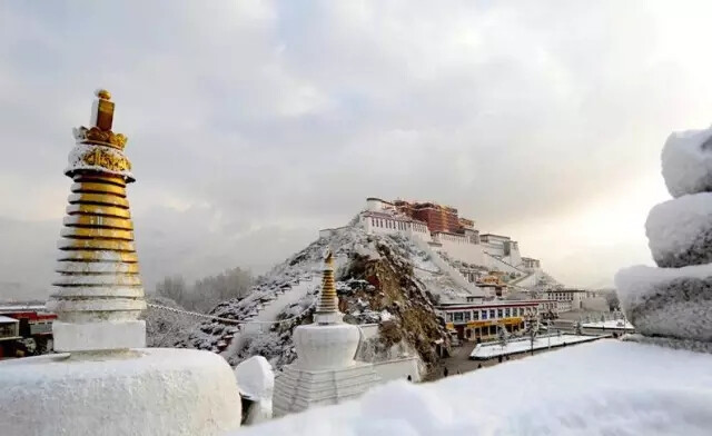 听说，西藏是上天最宠爱的孩子，所以每到冬天落雪，就是换上给它最美的新衣。