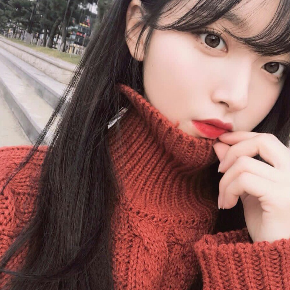 朴沁馨网络红人女头韩风长发自拍红唇毛衣来源于ins自截ins