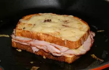 Croque-monsieur 法国香脆三明治
法国香脆三明治（Croque-monsieur）中夹的是烤制或炸过的火腿以及奶酪。法式香脆三明治（Croque-monsieur）来自法国的咖啡馆和酒吧，被看做是一种快餐。据说这种三明治第一次现身是在1910年。至于第一次出现在文学作品中，则要感谢普鲁斯特于1918年在《追忆似水年华》中的描述。如果在上面放一个炸鸡蛋的话，那这个升级版的Croque-monsieur就叫Croque Madame（配煎蛋的火腿奶酪三明治）了。Croquer是动词，意思是咬。Monsieur在法语中指的是先生。