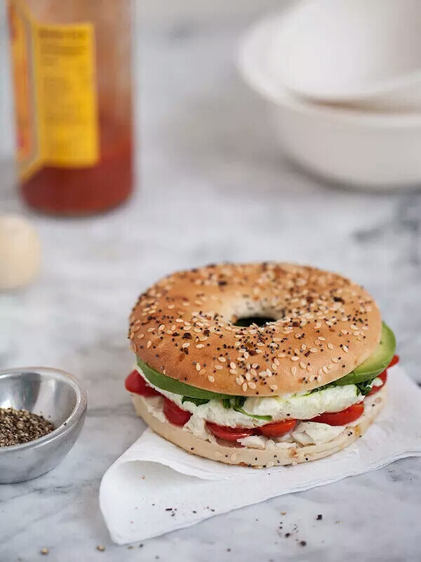 微波鸡蛋蔬菜三明治
Microwave Egg And Vegetable Breakfast Sandwich
进浴室刷牙梳洗之前不妨先将鸡蛋放进微波、烤箱放进面包，这样出来之后只要将面包与鸡蛋还有预先准备好的蔬菜组装在一起就可以直接享用了，对于每天早晨都在与时间拉扯的通勤族来说，这道方便简单又不失健康的早餐再适合不过了！