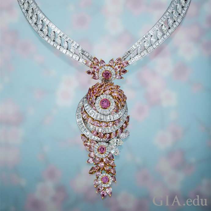 这款带玫瑰形吊坠的钻石项链以它大胆的设计和光彩夺目的钻石吸引住了参观者。这件首饰拥有总重22.90克拉的粉红色钻石，和总重48.99克拉的无色钻石，用18K白金和玫瑰金镶嵌