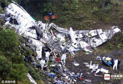 【巴西足球队员空难】2016年11月29日，哥伦比亚拉乌尼翁，巴甲球队沙佩科恩斯遭遇空难，工作人员搜救事故现场。
