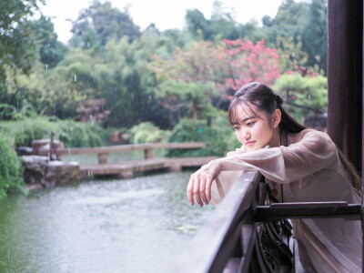 《山居秋暝》
空山新雨后，天气晚来秋。 明月松间照，清泉石上流。
摄影师是我最喜欢的师傅