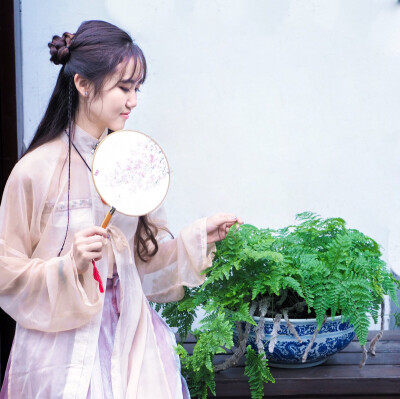 《山居秋暝》
空山新雨后，天气晚来秋。 明月松间照，清泉石上流。
摄影师是我最喜欢的师傅