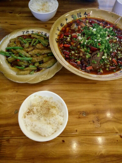 附近一家什么大食堂 忘了，话说！成都什么人民大食堂的生意有点红火啊 这家吧 开始吃不惊艳 一般般 毛血旺吃到中间觉得味道还可以