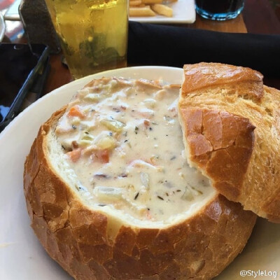 美国旧金山渔人码头的招牌小吃Clam Chowder Bread Bowl奶油蛤蜊浓汤，可以连面包碗一起吃 我请你吃章鱼小丸子烤肉汉堡冰淇淋黑森林煲串烧烤羊腿麻辣猪肝掉渣饼东坡肉板栗烧鸡可乐鸡翅纸包酸奶冰棒芒果西米露肉末茄子…