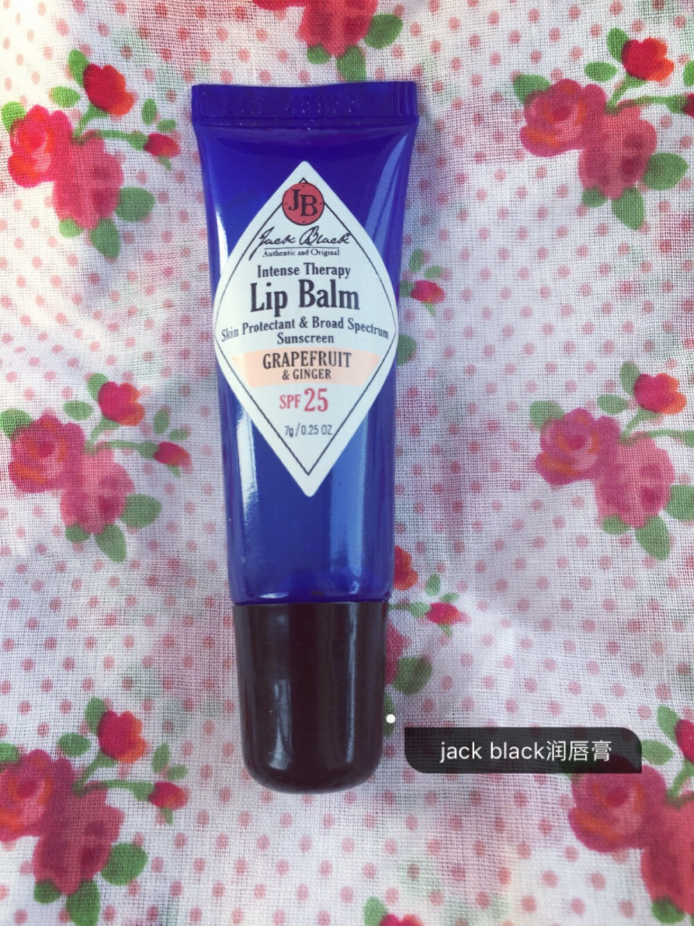 jack black的润唇膏非常好用，spf25冬天又可以防晒又可以润唇，抹其他口红的时候打个底也是很不错的。