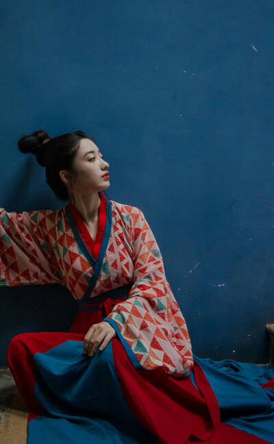 云青青兮欲雨，水澹澹兮生烟。