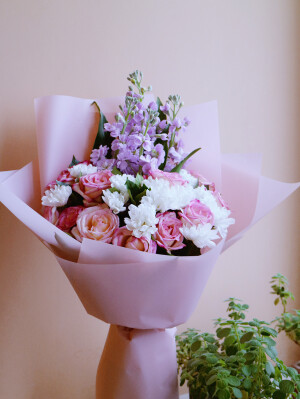 《诗·郑风·溱洧》:“维士与女，伊其相谑，赠之以勺药。“

中国自古就有“以花怡情”，”以花寄情“的风俗，今天便由花语茶香带大家领略中华花艺的花束之美。