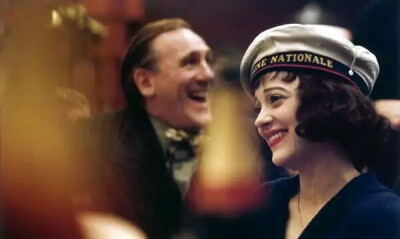 玛丽昂在《玫瑰人生》中扮演艾迪特•皮雅芙，并凭此获得奥斯卡影后。