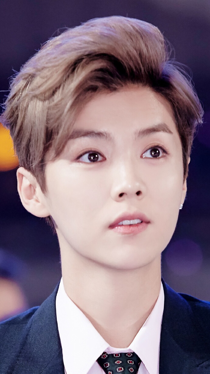 鹿晗 鹿哥 luhan 【爱奇艺尖叫之夜】 #鹿晗 亚洲全能艺人#
哥哥你太好看了！！嘤嘤。。。