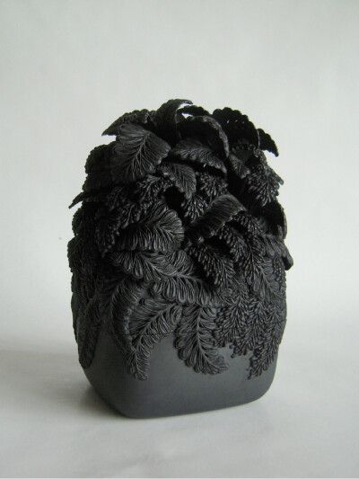 陶瓷艺术家 Hitomi Hosono （hitomihosono.com），她的作品看起来就像有机生物体一般～