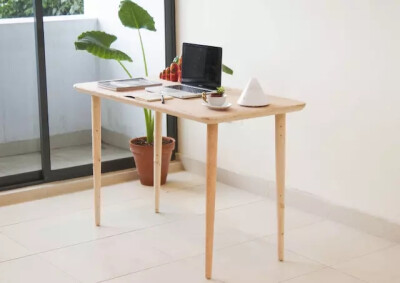 【方便拆卸的办公桌】在家有一个舒适的办公区是我们这些上班族的理想，可是家里的布局总会或多或少的有点小变化，怎么把我们的办公桌根据自己的需求移动呢？印尼设计师Marcus-Bello 在四条桌腿的顶端加入了螺丝钉，…