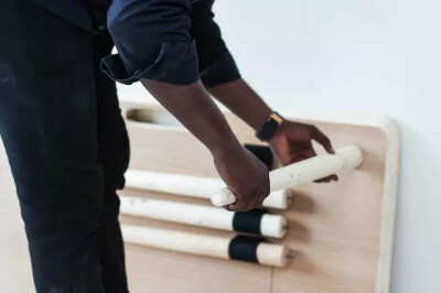 【方便拆卸的办公桌】在家有一个舒适的办公区是我们这些上班族的理想，可是家里的布局总会或多或少的有点小变化，怎么把我们的办公桌根据自己的需求移动呢？印尼设计师Marcus-Bello 在四条桌腿的顶端加入了螺丝钉，…