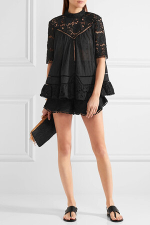 Zimmermann 这款 “Caravan” 上衣的丰富纹理让人一见倾心——带刺绣的纯棉巴里纱裁成衣身，花卉图案的凸花蕾丝作为过肩和袖子。充满波西米亚气息的它还缀有扇贝形高领和格形边饰。不妨搭配配套短裤和凉鞋。