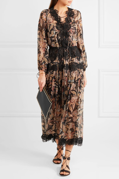 Valentino “Rockstud” 系列从未离开过时尚达人们的出街必备清单。这款小袋选用黑色纹理皮革精制而成，并以一圈淡金色的经典铆钉勾边。每一枚都经过手工镶嵌，电镀处理后光泽长存。不妨随身携带，用其盛装手机、钱…