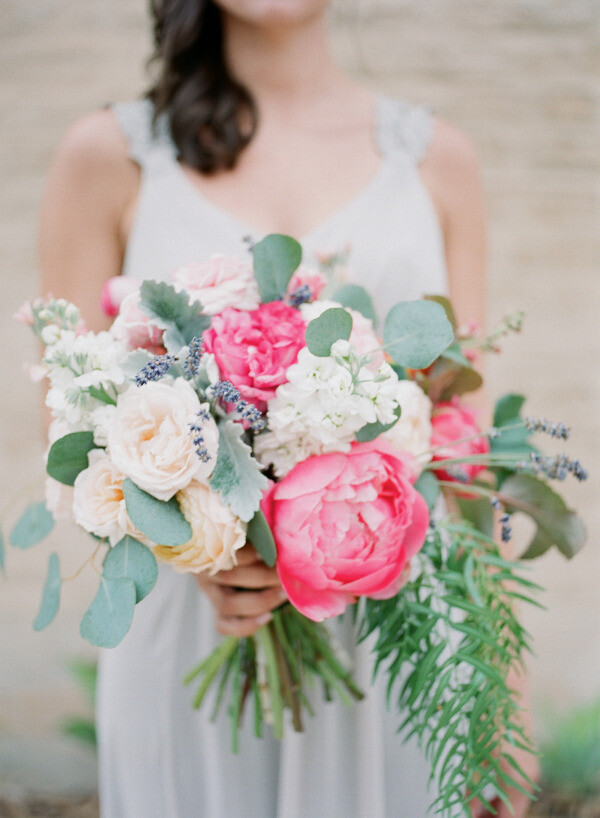 新娘手捧花在婚礼上是必不可少的，当婚礼那天新郎将手捧花轻轻地交到新娘的手中，从走出家门直到迈入教堂新娘便一直紧握着这份甜蜜，直到婚礼结束时将捧花抛给期盼幸福的另一位女子……爱与希冀就在那一片片花瓣间飞扬着。虽然只是一束小小的手捧花，却承载着新人的美满爱情和幸福未来。一款引人注目的手捧花不仅可以使新娘的造型更加完美，而且也是新娘经历幸福时刻的重要见证!