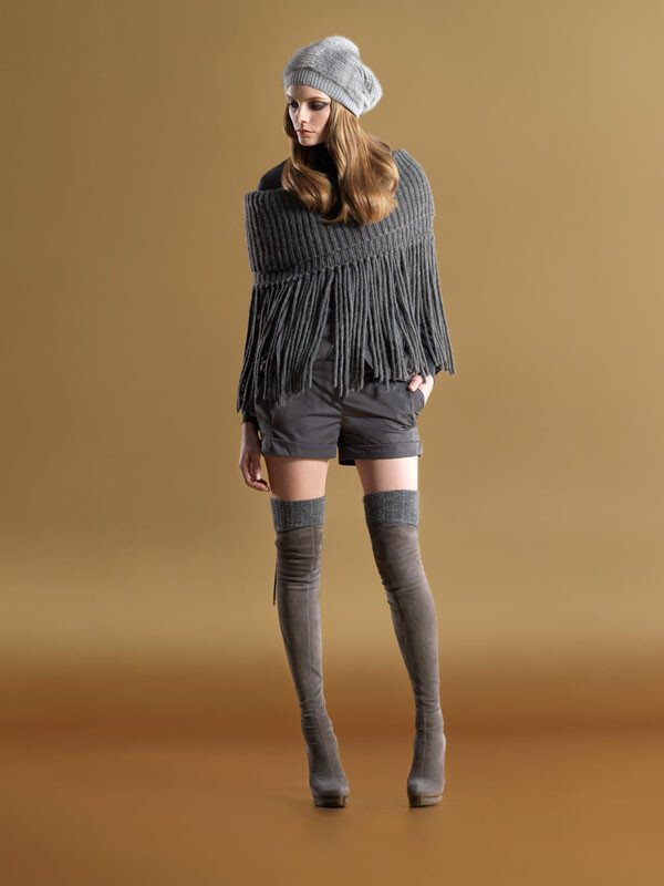 Gucci 2011秋冬新款女装LookBook Gucci的设计一直都是简约干练女强人的形象，这次的系列也基本完全都是黑色主打。虽然时尚圈在近几年都大打混搭风的牌，但是Gucci一直秉承的还是同色优雅范儿；只是利用质料上的区别给人层次感，而在细节的斟酌上带来精致的视觉体验。天鹅绒和丝绸是Frida这次主要使用的材质，搭配柔软的帽子和帅气外套。这些源自七十年代的灵感元素被巧妙利用后所呈现的完全是现代风范～