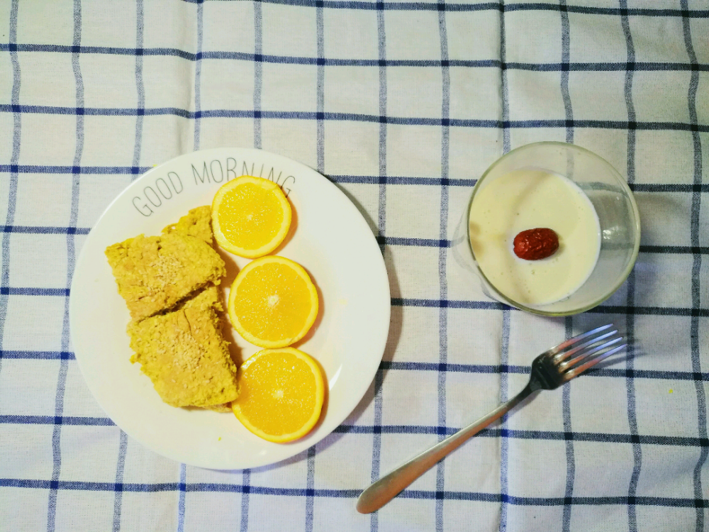 早餐……鸡蛋燕麦饼＋香蕉奶昔＋橙子