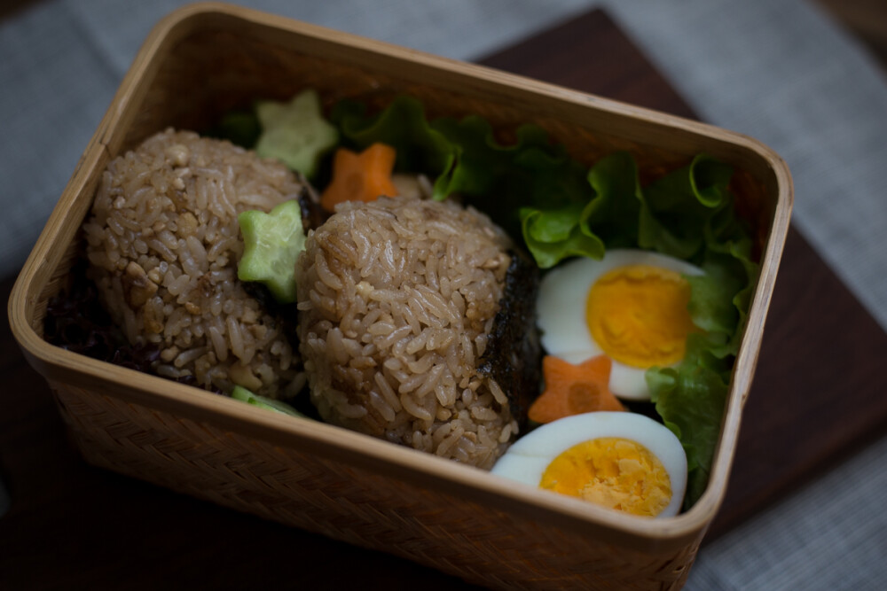 去年《小森林》火的时候就做过几次核桃饭，前几天又想起那个味道，就又煮了一次，核桃和冬天也是很搭的。
这个核桃饭的做法源自《小森林》夏秋篇，超简单的，将核桃捣碎，和调味料一起加入大米中，烹煮时满屋子都是核桃的香气。煮好的米饭带着核桃风味，吃起来也会有一种吃坚果的满足感。而且这个饭不仅热食好吃，也适合冷食，捏成饭团当便当或带出门野餐。