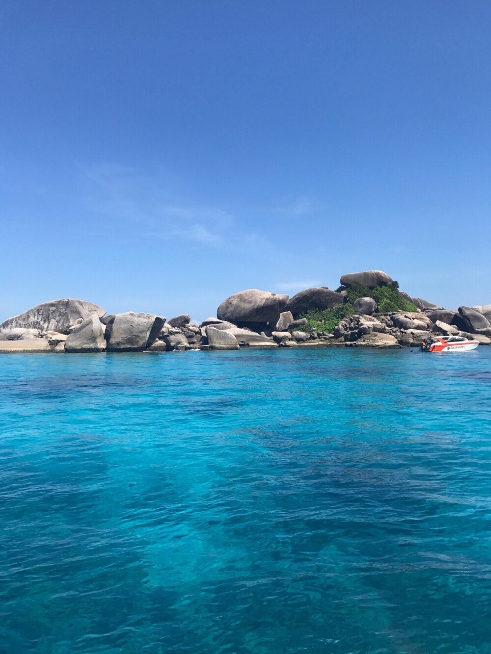 泰国的斯米兰，像果冻一样的一片海，没加任何滤镜，就是美得这么直接，一年只开放150天，浮潜一级棒！