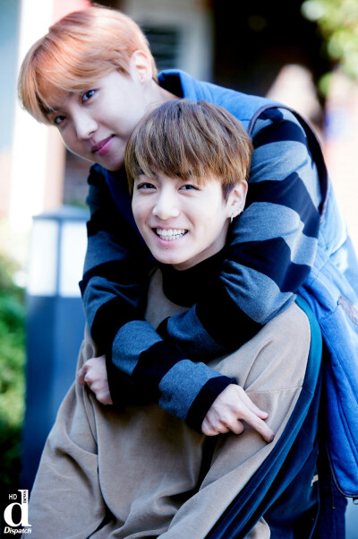 #防弹少年团 随便拍拍都好看的屋里弹，
他的哥和他的弟已开启小两口模式，这个back hug甜死我了，