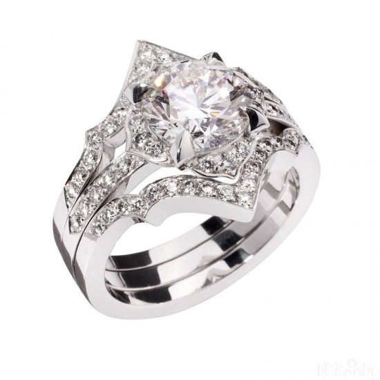 钻戒多作为订婚戒指，由男方赠送给女方作为定情信物。订婚戒指上多镶嵌宝石等饰物，而且是没有缝隙的指环，其寓意是双方的爱情纯洁无瑕，使他人无缝可钻。