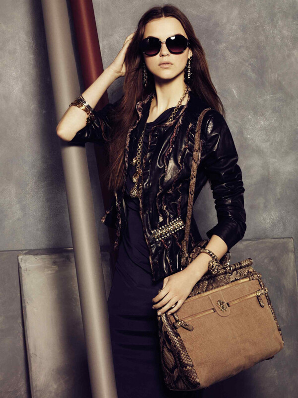 Roberto Cavalli 2011春夏系列lookbook 本期的设计大量运用了堆积式印花，充满了波西米亚风格的系列，并且还添加了一些亮片和迷幻的图案，艳丽的色彩渲染出强烈的春日气息～