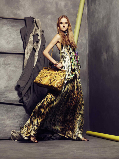 Roberto Cavalli 2011春夏系列lookbook 本期的设计大量运用了堆积式印花，充满了波西米亚风格的系列，并且还添加了一些亮片和迷幻的图案，艳丽的色彩渲染出强烈的春日气息～