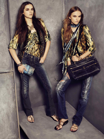 Roberto Cavalli 2011春夏系列lookbook 本期的设计大量运用了堆积式印花，充满了波西米亚风格的系列，并且还添加了一些亮片和迷幻的图案，艳丽的色彩渲染出强烈的春日气息～