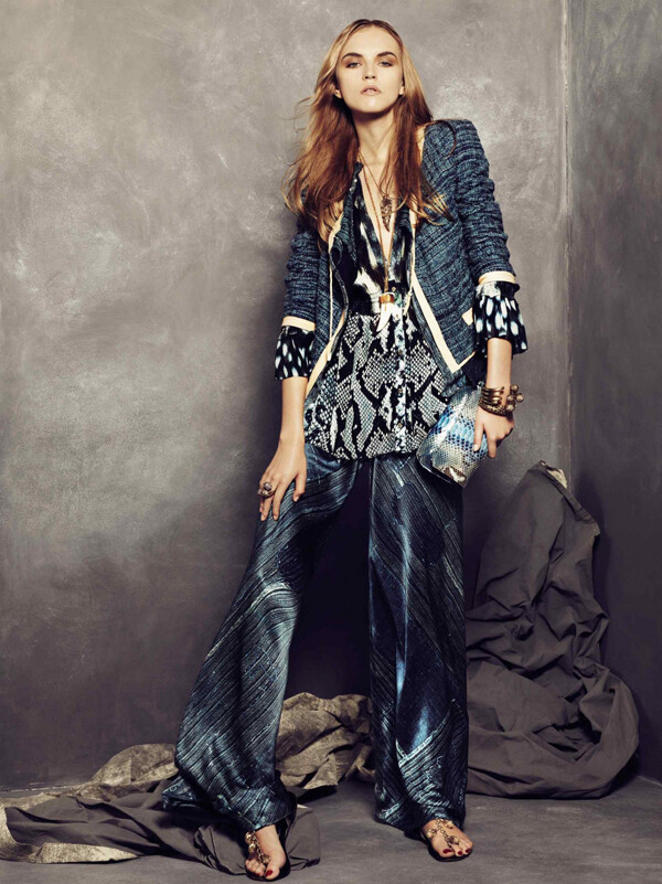 Roberto Cavalli 2011春夏系列lookbook 本期的设计大量运用了堆积式印花，充满了波西米亚风格的系列，并且还添加了一些亮片和迷幻的图案，艳丽的色彩渲染出强烈的春日气息～