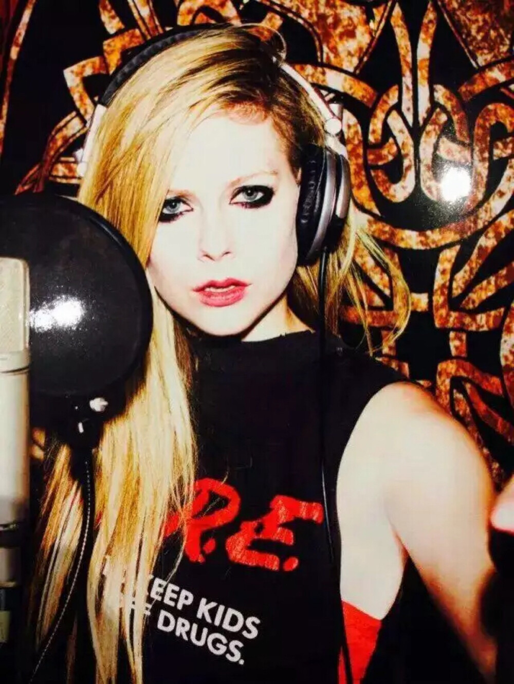 艾薇儿·拉维尼（Avril Lavigne），1984年9月27日出生于加拿大安大略，加拿大女歌手、词曲创作者、演员。