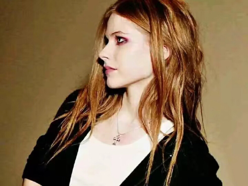 艾薇儿·拉维尼（Avril Lavigne），1984年9月27日出生于加拿大安大略，加拿大女歌手、词曲创作者、演员。