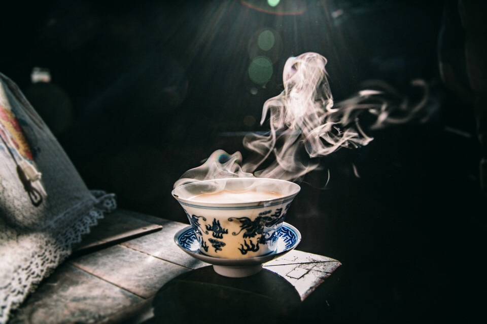 陆羽说煮茶有“三沸”：其沸如鱼目，微有声，为一沸；缘边如涌泉连珠，为二沸；腾波鼓浪，为三沸。要有多温柔的心，才能守在一壶茶跟前，看到鱼目，看到连珠，听到涌泉，听到波涛。#国史古风#