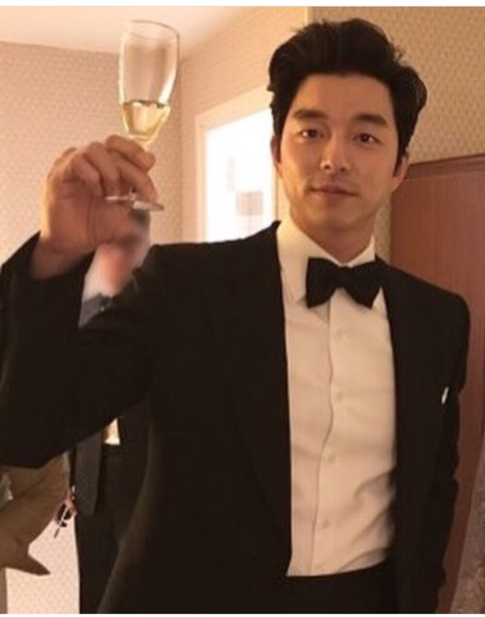 孔刘（Gong Yoo），1979年7月10日出生于釜山，韩国男演员 2001年拍摄KBS电视剧《学校4》出道。2003年凭藉《梦想的屏幕》获SBS大赏新人奖。2005年《饼干老师星星糖》中演出而受欢迎。2006年更以《精彩的一天》获MBC大赏演技奖。2007年亦以出演《咖啡王子一号店》获MBC优秀男演员奖。2008年至2009年底，孔刘入伍期间曾于韩国国军广播电台主播《孔刘等待的20时》以网路向全球广播，创下不亚于同时段商业节目的收听率。2010年起孔刘倾向多元化媒体发展，除了投身杂志及影音集出版，亦出演电影《寻找金钟旭》。2011年参与及促成电影《熔炉》的拍摄，2012年出演电视剧《BIG》，2013年主演电影《嫌疑者》，2016年孔刘出演电影《男与女》、《釜山行》、《密探》及电视剧《鬼怪》。