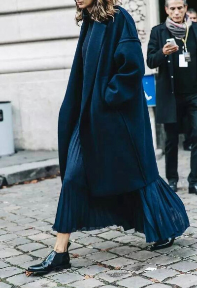 深蓝色大衣，如果你喜欢有一点小小的雅痞风格，可以搭配穆勒拖鞋或者小皮鞋，走在路上摩登感十足