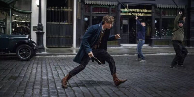 #神奇生物#战斗中的纽特～～在需要大量运动时候，把裤腿扎进中腰靴子的靴筒里，这也是当时工装穿着的习惯。