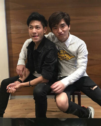 KristPerawat 泰剧一年生 暖暖 阿日学长 Arthit SingtoPrachaya 钢炮 koogphop 王慧侦 小狮子
cr.Twitter