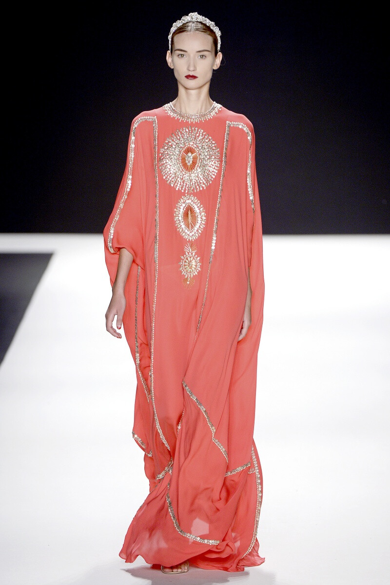 Naeem Khan 2013 春夏高级成衣 Naeem Khan是个永远待不住的人。他最近几乎游遍了世界各地，其中几个停留的地方为他提供了春季作品设计的视觉灵感——犹他州的夕阳如丹，摩洛哥的铺瓷砖，还有夏威夷的冲浪——他用其中一部手机捕捉镜头（他带了一部iPhone和一部黑莓），然后寄到意大利，吩咐工作人员做成印花。通过刺绣和雷射切割技巧做成的最终效果通过数字化模式展现出来，成为本次作品的重点～