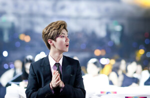 鹿晗 鹿哥 luhan 【爱奇艺尖叫之夜】 #鹿晗 亚洲全能艺人# 正装贵族小王子~~