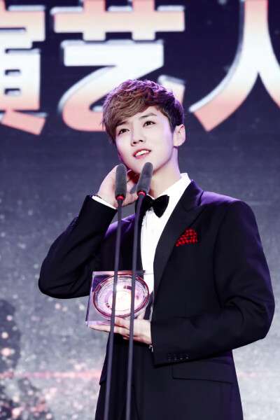 鹿晗 鹿哥 luhan #鹿晗影响中国年度演艺人物# 把梦想放心中，把努力放人后。永远谦逊努力的你～～